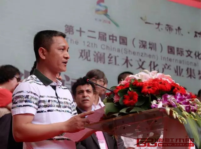 深圳市龍華新區(qū)觀瀾辦事處黨工委委員黃甲釗對觀瀾紅木文化產(chǎn)業(yè)集聚區(qū)分會場的啟幕表示熱烈的祝賀 深圳市龍華新區(qū)觀瀾辦事處黨工委委員黃甲釗對觀瀾紅木文化產(chǎn)業(yè)集聚區(qū)分會場的啟幕表示熱烈的祝賀