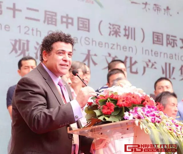 中國-阿拉伯商會會長大海富有激情的講話感染了所有嘉賓,現(xiàn)場不時響起了雷鳴般的掌聲 中國-阿拉伯商會會長大海富有激情的講話感染了所有嘉賓,現(xiàn)場不時響起了雷鳴般的掌聲