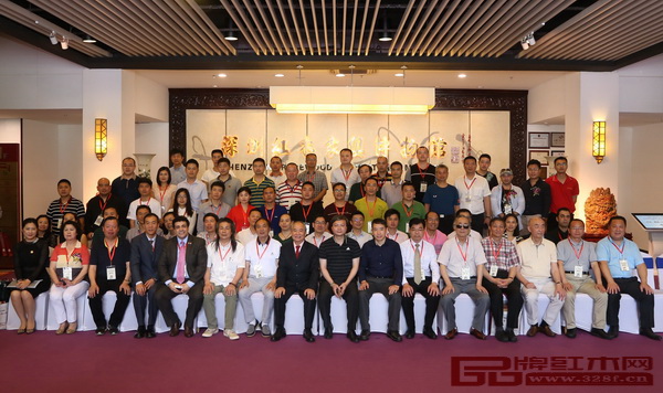 中國·觀瀾(國際)紅木高峰論壇與會嘉賓在深圳紅木家具博物館內(nèi)合影留念 中國·觀瀾(國際)紅木高峰論壇與會嘉賓在深圳紅木家具博物館內(nèi)合影留念