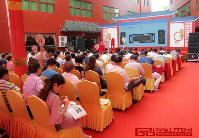 拍賣會現(xiàn)場,千余人獻愛心 拍賣會現(xiàn)場,千余人獻愛心