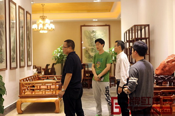 區(qū)楚良在南枝紅紅木旗艦店內(nèi)參觀 區(qū)楚良在南枝紅紅木旗艦店內(nèi)參觀