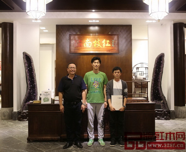 中國男足國家隊(duì)助理教練區(qū)楚良(中)與南枝紅紅木董事長余武生(左)總經(jīng)理余鶴天(右)在南枝紅紅木旗艦店內(nèi)合影留念 中國男足國家隊(duì)助理教練區(qū)楚良(中)與南枝紅紅木董事長余武生(左)總經(jīng)理余鶴天(右)在南枝紅紅木旗艦店內(nèi)合影留念