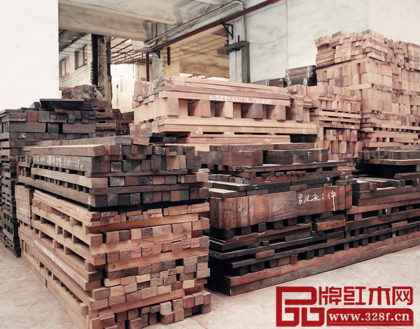 開料車間堆疊整齊的、已經(jīng)開好料的方材。材質(zhì)除了小葉紫檀外,還有大紅酸枝、白酸枝,都會根據(jù)材料的不同堆放在相應區(qū)域 開料車間堆疊整齊的、已經(jīng)開好料的方材。材質(zhì)除了小葉紫檀外,還有大紅酸枝、白酸枝,都會根據(jù)材料的不同堆放在相應區(qū)域