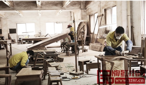 陳大哥一家，都在區(qū)氏臻品從事打磨工作