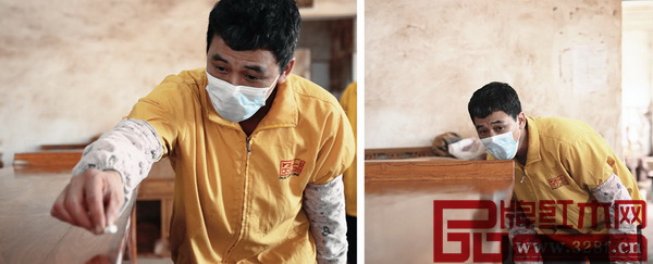 黃師傅認真地在檢驗打磨后的家具是否合格