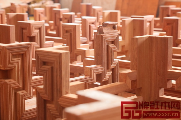 打磨過的桌腿，倒立著擺放在車間，有一種別樣的幾何藝術美