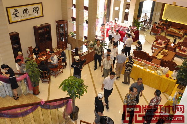開館儀式結(jié)束后，嘉賓們參觀唐明居健康家居館