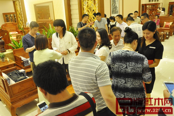 嘉賓們參觀唐明居健康家居館