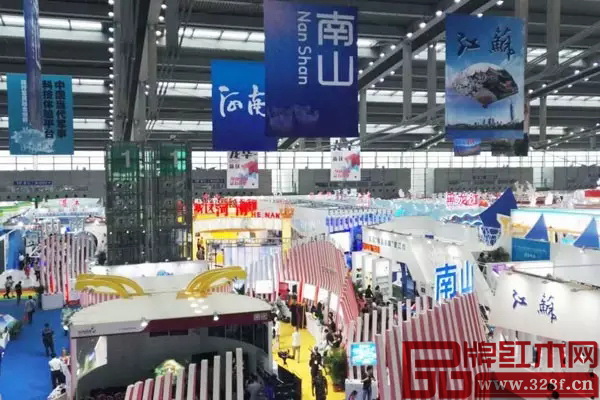 深圳文博會(huì)的展覽面積為10.5萬(wàn)平方，匯聚數(shù)千家參展企業(yè)