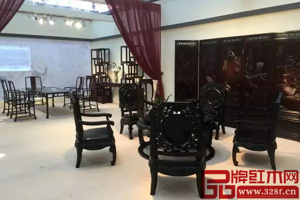 泰和園藝術(shù)紅木家具以其獨(dú)特魅力吸引著許多人