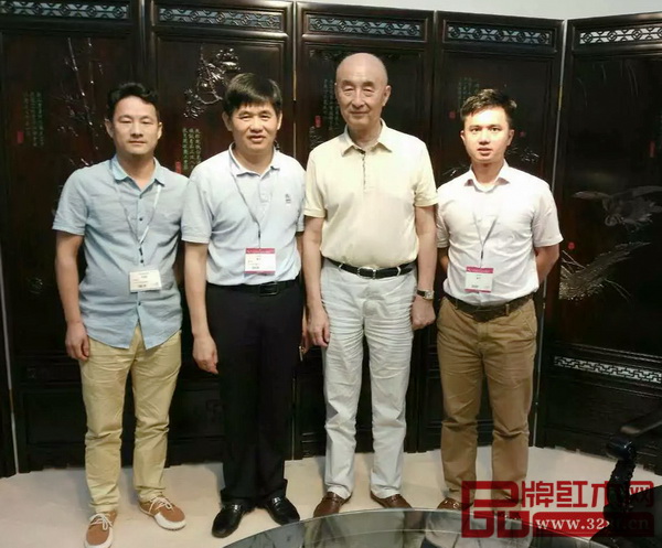 大涌鎮(zhèn)黨委委員謝巧明（左二），全聯(lián)藝術(shù)紅木家具專委會(huì)執(zhí)行會(huì)長(zhǎng)、弘木傳媒CEO林偉華（右一）蒞臨泰和園展館參觀，與泰和園董事長(zhǎng)邵湘文（右二）合影留念