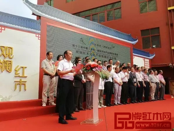 深圳市紅木文化藝術(shù)協(xié)會(huì)常務(wù)副會(huì)長、萬盛宇紅木董事長蔣楨全在講話中指出深圳文博會(huì)對(duì)于觀瀾紅木產(chǎn)業(yè)實(shí)現(xiàn)創(chuàng)新驅(qū)動(dòng)發(fā)展的重要意義