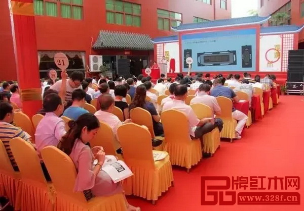 紅木藝術(shù)品慈善拍賣會(huì)在萬盛宇紅木文化廣場舉行 紅木藝術(shù)品慈善拍賣會(huì)在萬盛宇紅木文化廣場舉行