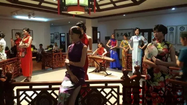 萬盛宇紅木藝術(shù)館內(nèi)的中式旗袍秀 萬盛宇紅木藝術(shù)館內(nèi)的中式旗袍秀