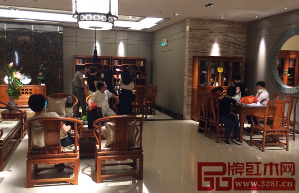 五一活動(dòng)期間,位于紅博城一首層的天工雋品旗艦店,消費(fèi)者進(jìn)店率非常之高 五一活動(dòng)期間,位于紅博城一首層的天工雋品旗艦店,消費(fèi)者進(jìn)店率非常之高