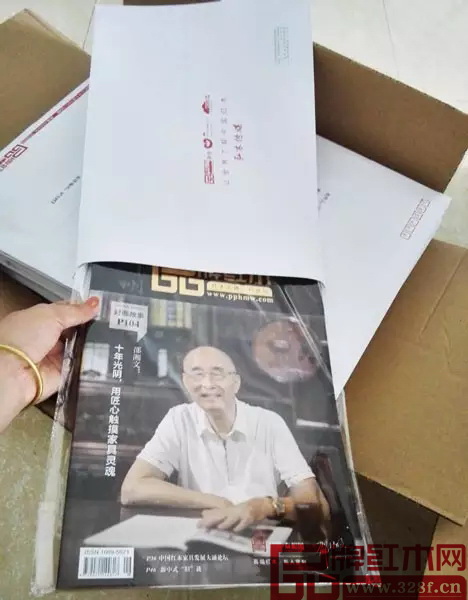 將雜志裝進(jìn)信封，捎去萬般心意