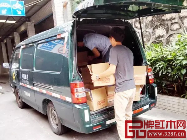 滿滿一車雜志，即將寄往全國各地