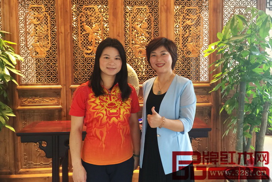 瑞昇家居、瑞杰文化總經(jīng)理饒穎（右）與奧運會舉重冠軍陳小敏合影