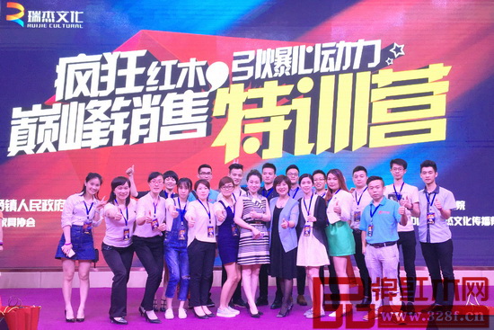 饒穎(右四)與特訓(xùn)營助教合影 饒穎(右四)與特訓(xùn)營助教合影