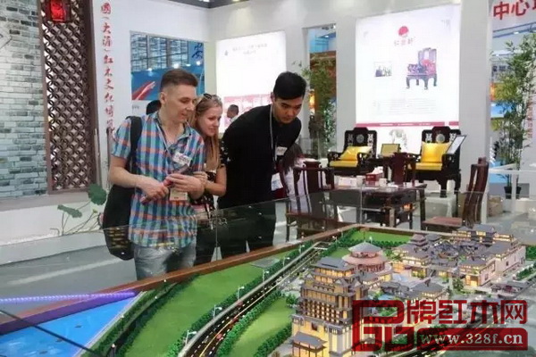 紅博城沙盤吸引國外朋友駐足觀看 紅博城沙盤吸引國外朋友駐足觀看