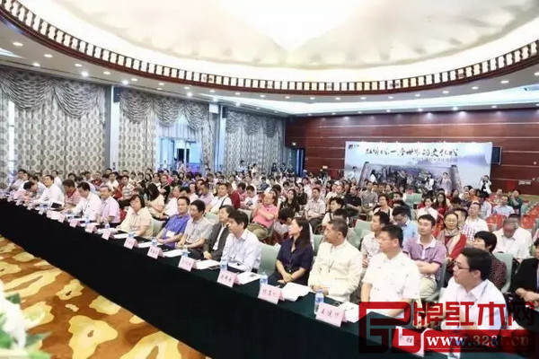 由紅博城承辦的“內(nèi)凝品質(zhì) 外拓空間——2015廣東傳統(tǒng)文化傳承與產(chǎn)業(yè)發(fā)展峰會”現(xiàn)場十分熱鬧 由紅博城承辦的“內(nèi)凝品質(zhì) 外拓空間——2015廣東傳統(tǒng)文化傳承與產(chǎn)業(yè)發(fā)展峰會”現(xiàn)場十分熱鬧