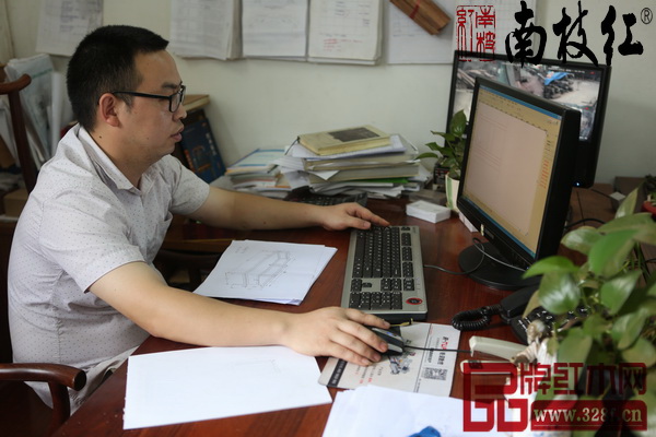 南枝紅紅木廠長(zhǎng)謝美林正在認(rèn)真制作產(chǎn)品設(shè)計(jì)三維圖 南枝紅紅木廠長(zhǎng)謝美林正在認(rèn)真制作產(chǎn)品設(shè)計(jì)三維圖