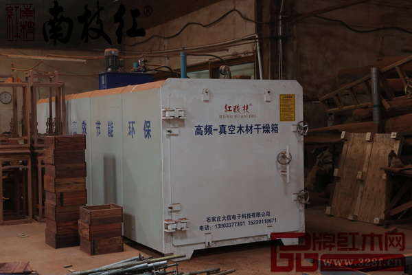 南枝紅紅木正在使用的三高(高頻、高溫、高濕)一體真空干燥機(jī) 南枝紅紅木正在使用的三高(高頻、高溫、高濕)一體真空干燥機(jī)