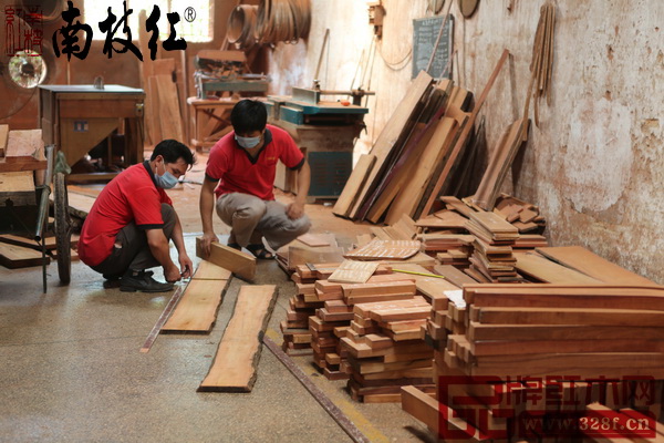 選料師傅正在認(rèn)真選料 選料師傅正在認(rèn)真選料