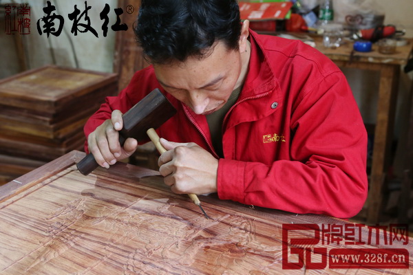 南枝紅紅木采用傳統(tǒng)的手工雕刻技藝賦予家具更多文化內(nèi)涵 南枝紅紅木采用傳統(tǒng)的手工雕刻技藝賦予家具更多文化內(nèi)涵