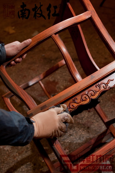 經(jīng)過打蠟工序的紅木家具紋理更自然，顏色更加鮮艷