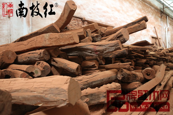 等待開料的大紅酸枝(交趾黃檀)老料 等待開料的大紅酸枝(交趾黃檀)老料