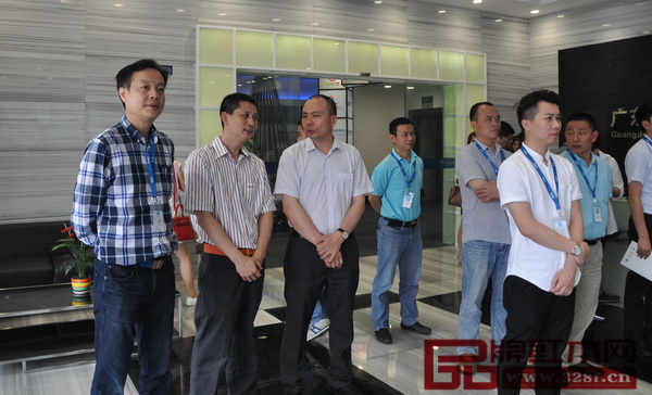 中山市家具商會會長、中山市紅古軒家具有限公司總經(jīng)理吳赤宇(左二)親自帶隊參加本次交流活動 中山市家具商會會長、中山市紅古軒家具有限公司總經(jīng)理吳赤宇(左二)親自帶隊參加本次交流活動