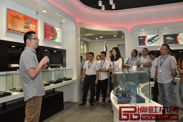 企業(yè)負(fù)責(zé)人與中山市家具商會交流團進行面對面的交流 企業(yè)負(fù)責(zé)人與中山市家具商會交流團進行面對面的交流