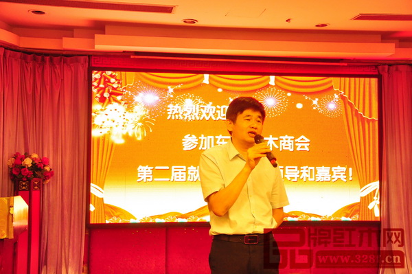 大涌鎮(zhèn)黨委委員謝巧明代發(fā)表講話,對中山東陽紅木商會換屆圓滿成功表示祝賀 大涌鎮(zhèn)黨委委員謝巧明代發(fā)表講話,對中山東陽紅木商會換屆圓滿成功表示祝賀