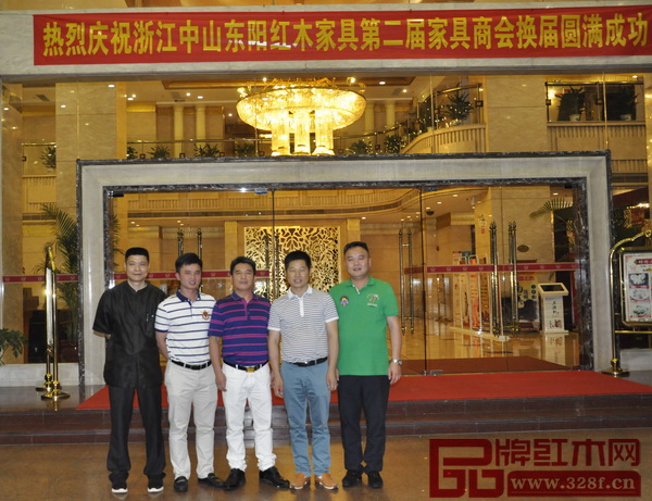 朱永德與中山東陽紅木商會會長、部分常務(wù)會長合影留念 朱永德與中山東陽紅木商會會長、部分常務(wù)會長合影留念