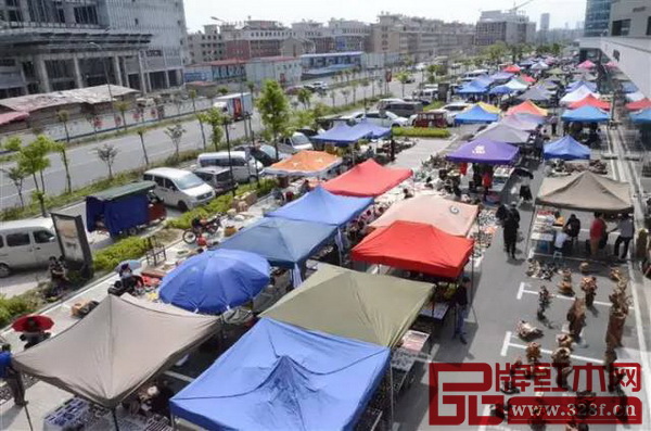 東陽中國木雕城文玩早市現(xiàn)場