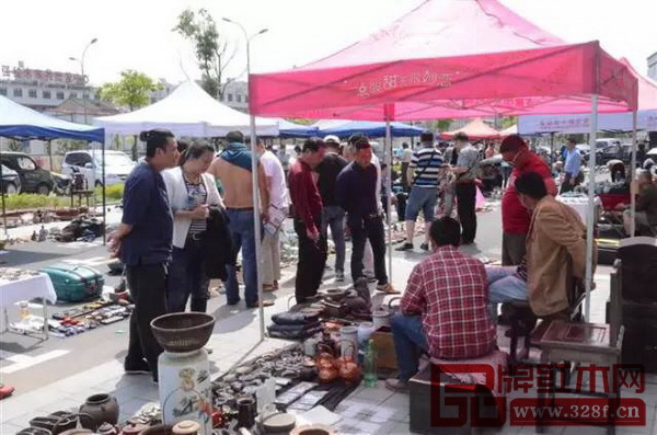 東陽中國木雕城文玩早市吸引了許多愛好者駐足欣賞