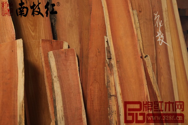 開好料的紅酸枝(巴里黃檀)木材正在等待進(jìn)行烘干作業(yè) 開好料的紅酸枝(巴里黃檀)木材正在等待進(jìn)行烘干作業(yè)