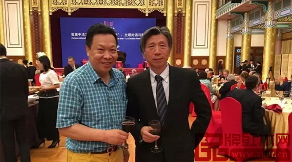 紅寶軒紅木董事長曹兆庭（左）與中央美術學院院長范迪安合影
