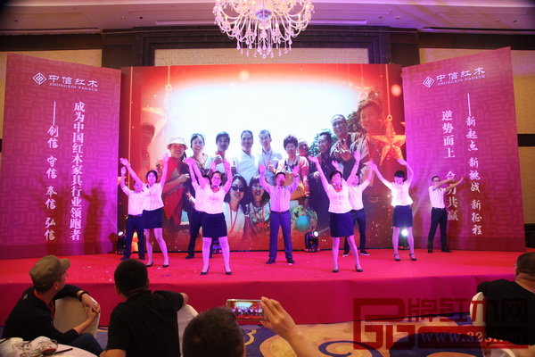 中信紅木團(tuán)隊(duì)表演手語(yǔ)舞《一起走》 中信紅木團(tuán)隊(duì)表演手語(yǔ)舞《一起走》