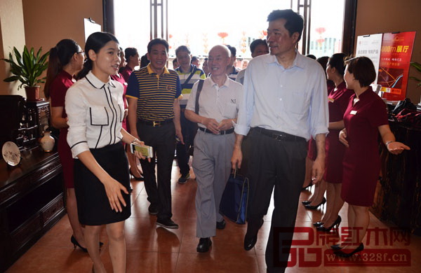 集古韻今(大不同)總經(jīng)理陳新平及其團(tuán)隊(duì)親切接待大師團(tuán) 集古韻今(大不同)總經(jīng)理陳新平及其團(tuán)隊(duì)親切接待大師團(tuán)