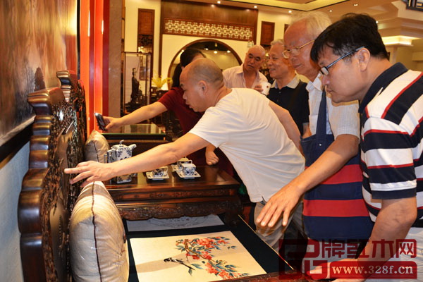 紅木雕刻大師陳正民為大師們介紹集古韻今(大不同)紅木家具的獨(dú)特之處 紅木雕刻大師陳正民為大師們介紹集古韻今(大不同)紅木家具的獨(dú)特之處