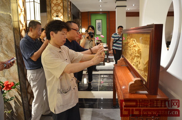 集古韻今(大不同)展廳內(nèi)精致的工藝品讓大師們紛紛拿起手機(jī)拍照記錄 集古韻今(大不同)展廳內(nèi)精致的工藝品讓大師們紛紛拿起手機(jī)拍照記錄