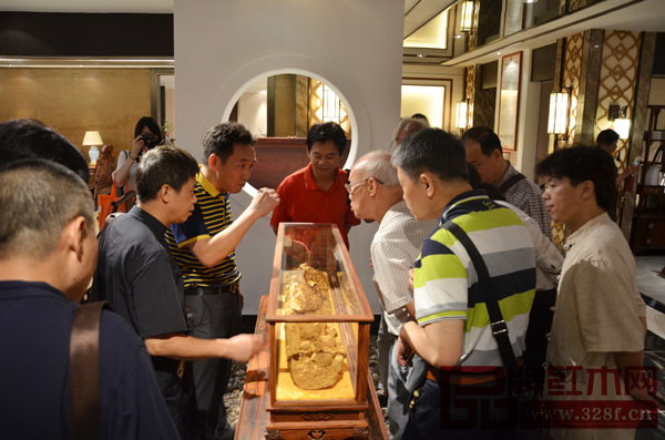 集古韻今(大不同)總經(jīng)理陳新平親自為大師們介紹其工藝品的創(chuàng)作特色 集古韻今(大不同)總經(jīng)理陳新平親自為大師們介紹其工藝品的創(chuàng)作特色