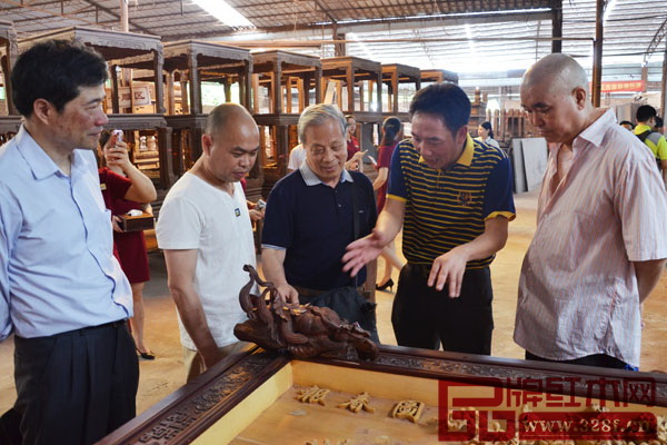 在集古韻今(大不同)工廠里,總經(jīng)理陳新平(右二)為大師們介紹產(chǎn)品制作工藝 在集古韻今(大不同)工廠里,總經(jīng)理陳新平(右二)為大師們介紹產(chǎn)品制作工藝