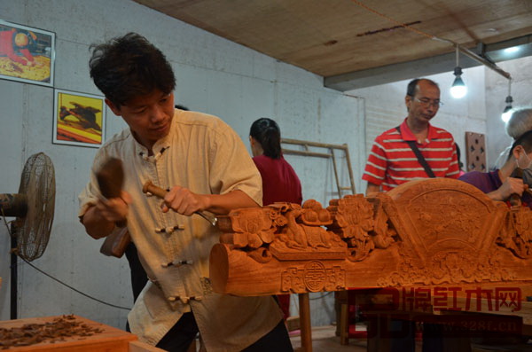 一位大師一時(shí)技癢,在集古韻今(大不同)工廠內(nèi)的一個(gè)半成品上一展身手 一位大師一時(shí)技癢,在集古韻今(大不同)工廠內(nèi)的一個(gè)半成品上一展身手