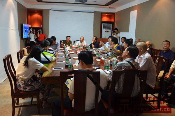 集古韻今(大不同)主創(chuàng)人員與大師們舉行座談會(huì)暢談紅木家具和工藝美術(shù)發(fā)展 集古韻今(大不同)主創(chuàng)人員與大師們舉行座談會(huì)暢談紅木家具和工藝美術(shù)發(fā)展