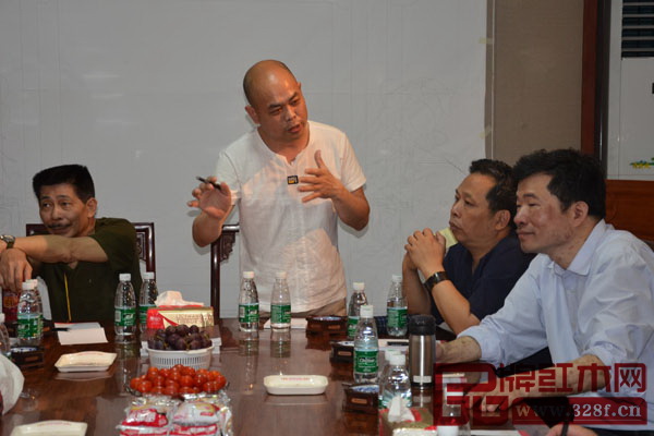 紅木雕刻大師陳正民為大師團(tuán)介紹集古韻今（大不同）新品的設(shè)計(jì)理念