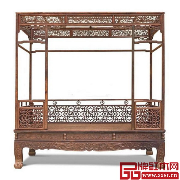 “明黃花梨簇云紋馬蹄腿六柱式架子床”以4312萬元人民幣高價成交，創(chuàng)出黃花梨家具拍賣新紀錄