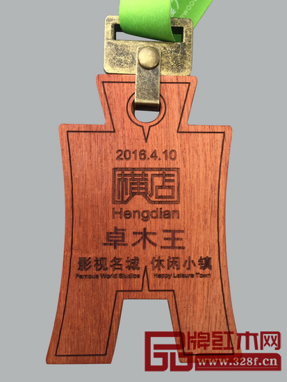 卓木王紅木為2016橫馬設計制作的獎牌 卓木王紅木為2016橫馬設計制作的獎牌